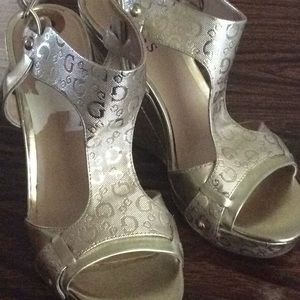 Guess woman’s wedges